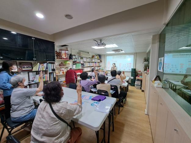 0418_關懷據點-台北市社區營養關懷中心-營養師檢視共餐便當-增肌減脂健康課程 (8)