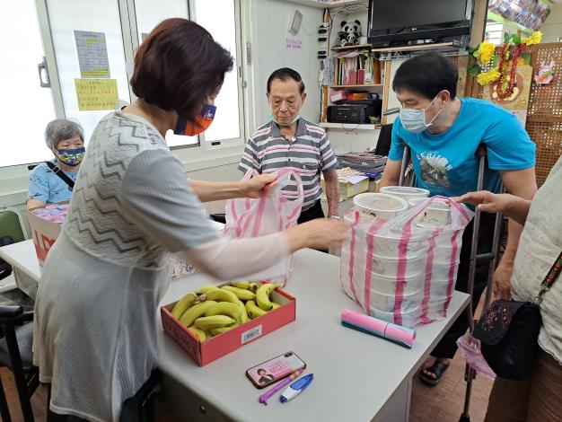 0418_關懷據點-台北市社區營養關懷中心-營養師檢視共餐便當-增肌減脂健康課程 (12)