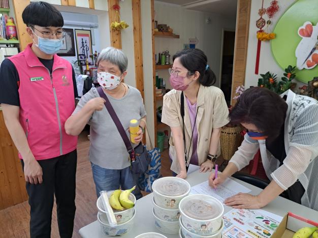 0418_關懷據點-台北市社區營養關懷中心-營養師檢視共餐便當-增肌減脂健康課程 (5)