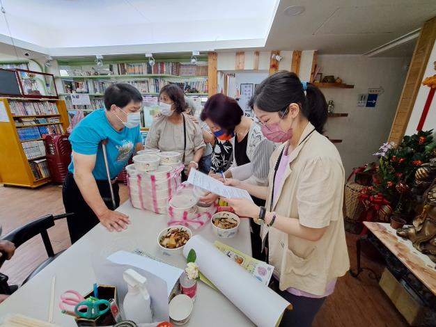 0418_關懷據點-台北市社區營養關懷中心-營養師檢視共餐便當-增肌減脂健康課程 (19)