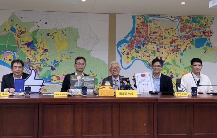 The Taipei City Government awarded a certificate of appreciation to Professor Chang.