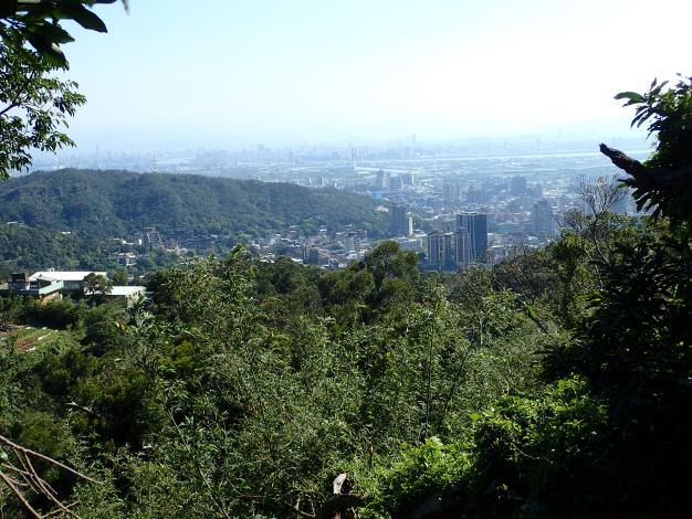 從中正山親山步道高點遠眺臺北盆地各種地形、地貌。