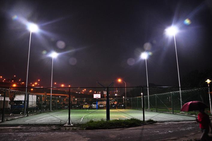 相片1-延平河濱公園籃球場夜間LED照明情形