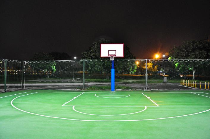 相片3-延平河濱公園籃球場夜間LED照明情形