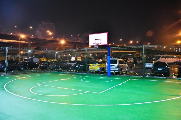相片4-延平河濱公園籃球場夜間LED照明情形