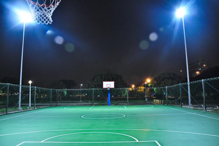 相片5-延平河濱公園籃球場夜間LED照明情形