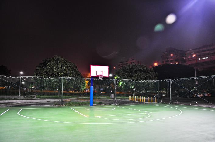 相片6-延平河濱公園籃球場夜間LED照明情形