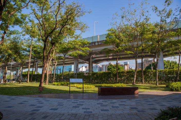 圖2、埋藏在華山公園木平台下的雨撲滿
