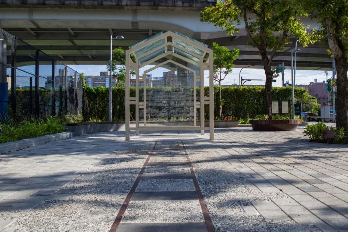 圖7、解說華山驛站歷史的時光站及鐵軌造型舖面