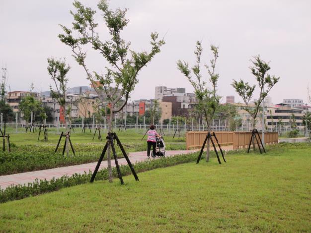 圖6. 玉東公園採通用設計，阿媽推著孫子來公園休閒很容易