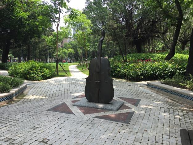 圖3音樂公園內情境雕塑-小提琴