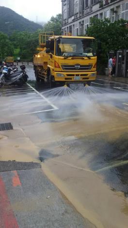 北市清潔隊全力投入復舊照片,共3張