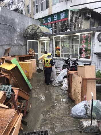 北市清潔隊全力投入復舊照片2