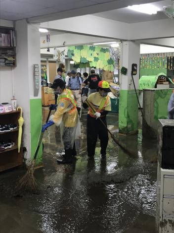 北市清潔隊全力投入復舊照片3