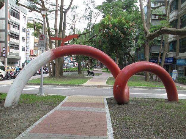 (圖6)展現出藉松鼠跳躍的弧線軌跡造型