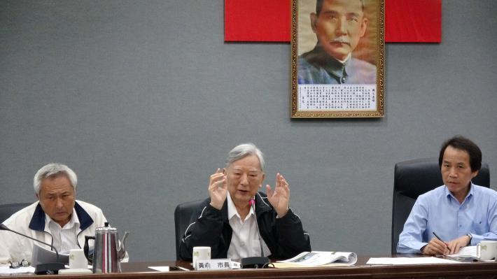4.市政顧問黃前市長大洲建議公共住宅屋頂應全面綠化，建置花園菜園，可做為樣版，並建議綠屋頂設置雨水儲水塔及考量電梯直達頂樓可能性