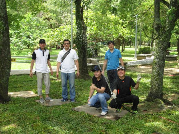 (圖9) 體會種植草坪時澆水及壓平草毯，綠化成果斐然