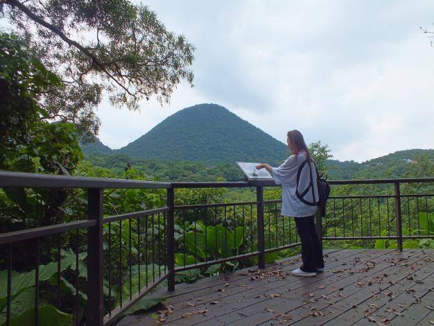 照片3　走進樂山平臺，欣賞筆架山的特殊山形