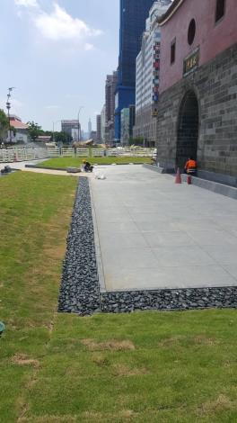 照片2.城門樓木門可啟閉的高度下降廣場