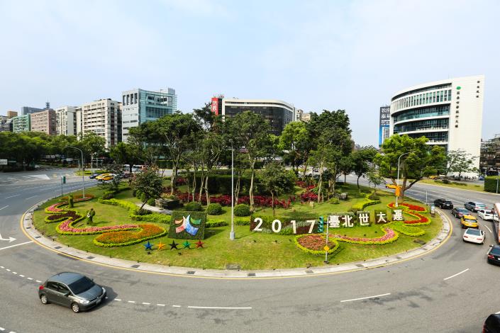 圖1、仁愛圓環的世大運看板及造型綠雕是用植物製作而成