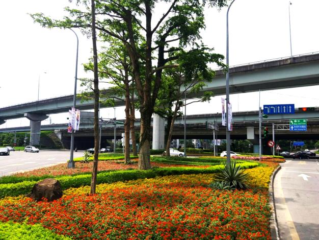 圖4、夏季時的成功路二段高架下，改偏紅的暖色系作搭配