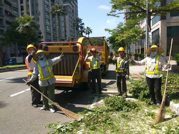 圖6、為籌備世大運，正在修剪行道樹的公園處同仁