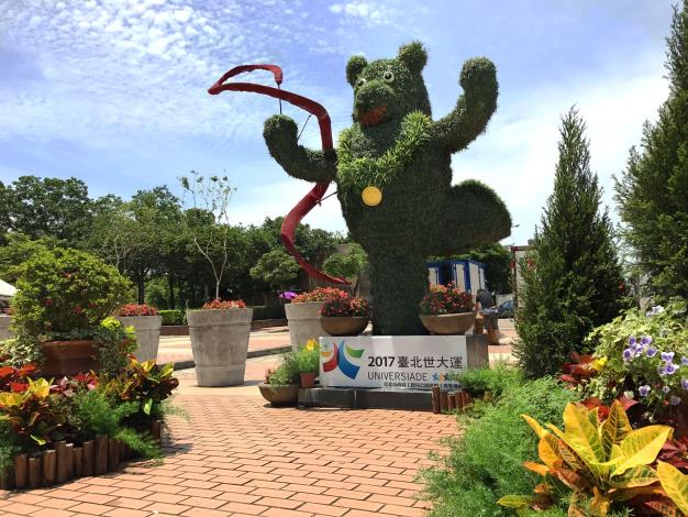 圖7、台北車站前化身成韻律體操選手的熊讚綠雕