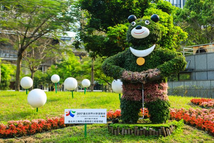 圖8、信義廣場化身成高爾夫球選手的熊讚綠雕