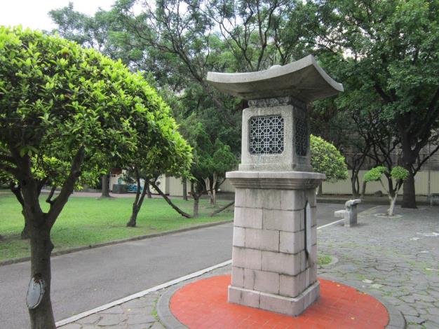圖5.兼有臺灣式屋頂與日式石燈特色的臺灣廣播電台放送亭