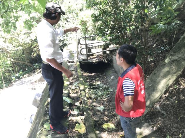臺北市政府工務局大地工程處委託專業技師輔導山坡地社區住戶自主改善排水設施情形。