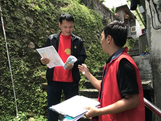 臺北市政府工務局大地工程處委託專業技師拜訪輔導老舊聚落保全住戶，進入社區宣導平時居家自主防災檢查及災時疏散避難等知識。