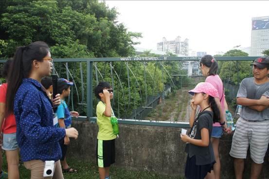 圖2.暖身活動先走訪華山周邊的鐵道遺跡，認識基地的環境與歷史。