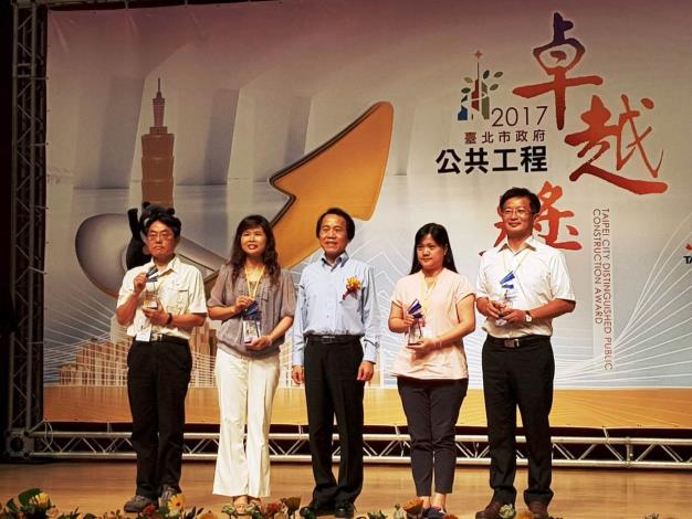「福興路排水分流工程」獲臺北市政府公共工程卓越奬(左一 本處總工程司謝樹隆)