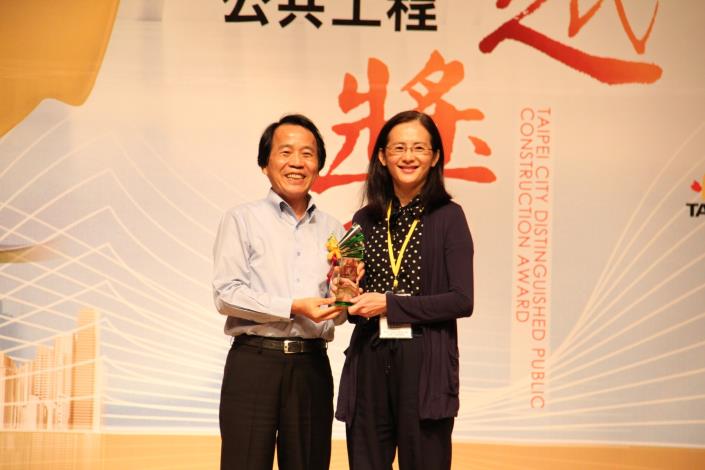 照片2 黃淑如副處長接受林副市長頒獎