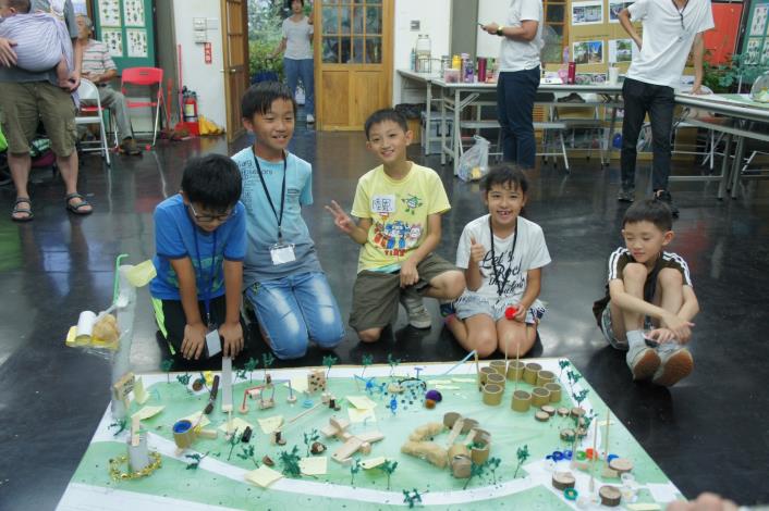 圖5.各組兒童在最後針對自己設計的中央藝文公園遊戲場進行分享發表。