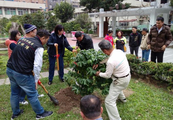 圖1、柯市長等人受邀新植咖啡樹紀念活動