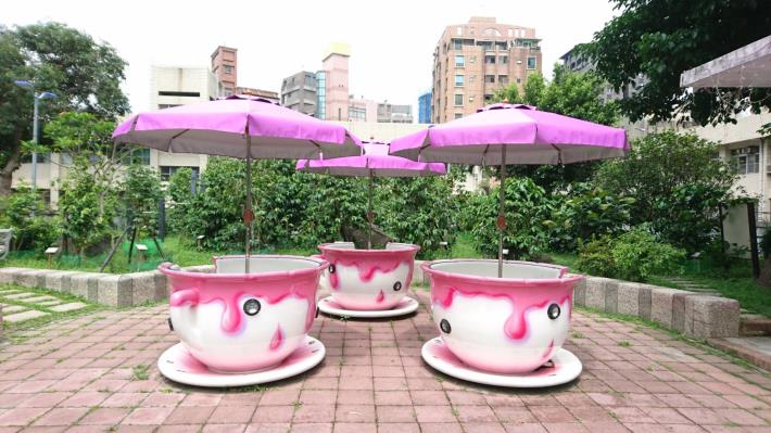 圖3、繽紛的咖啡杯座椅增添了公園亮點及休閒空間