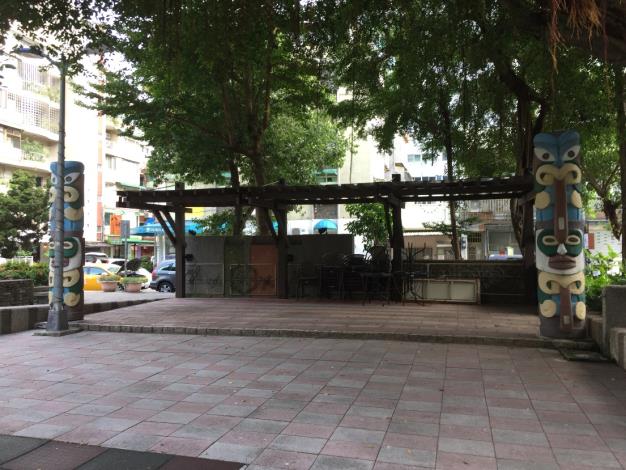 圖5、園內別具民族風格的圖騰柱，繽紛的色彩超吸睛