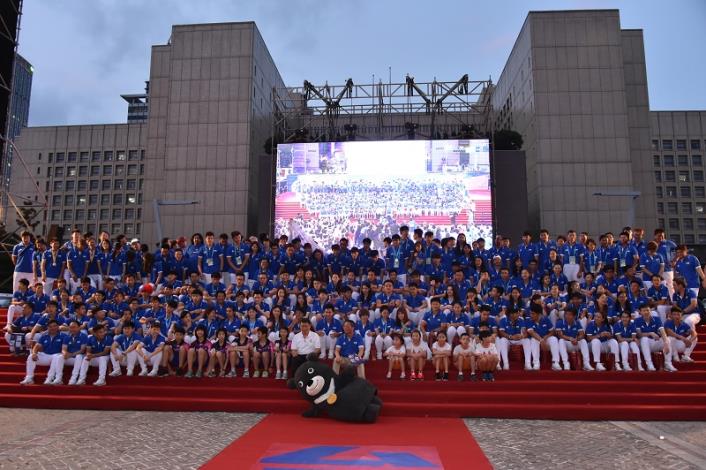 柯文哲市長和台灣選手在市府前廣場與全民相聚，為世大運畫下美好的句點。