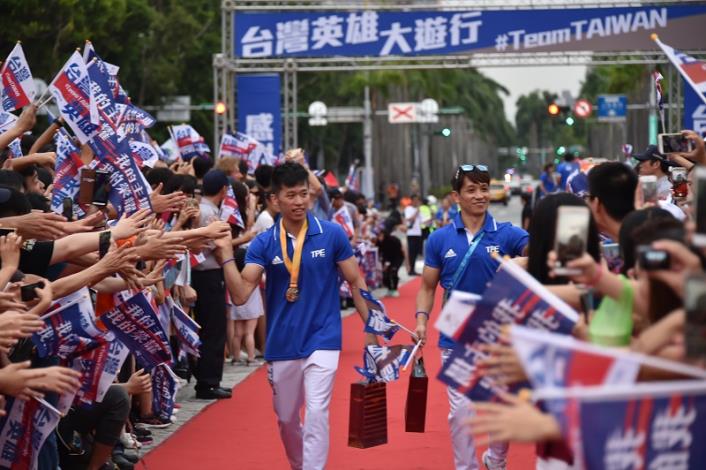 體操金牌選手李智凱踏上星光紅毯，民眾夾道歡迎，熱情吶喊「臺灣英雄 感謝有您」。