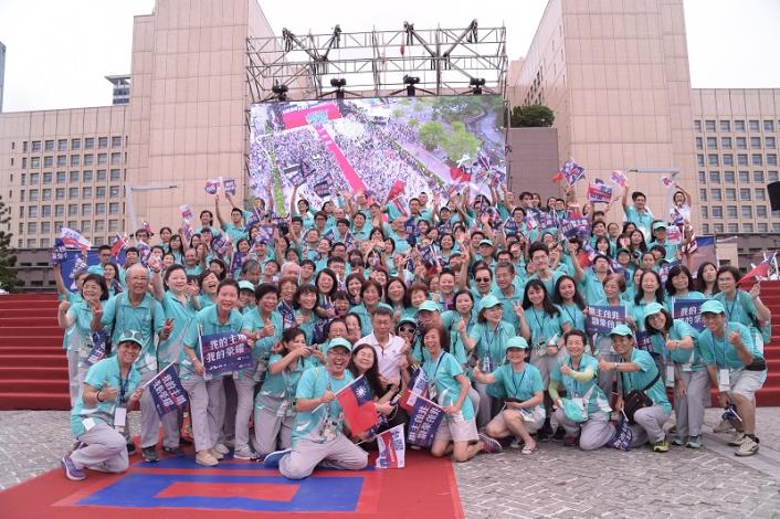 「台灣英雄大遊行」柯文哲市長感謝默默付出的志工，受到志工們熱烈歡迎。