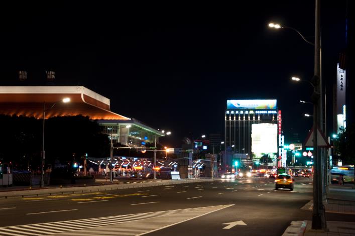 照片1：忠孝西路換裝LED路燈後道路照明情形