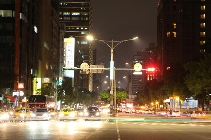照片2：忠孝東路換裝LED路燈後道路照明情形
