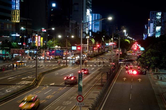 照片4：中華路換裝LED路燈後道路照明情形