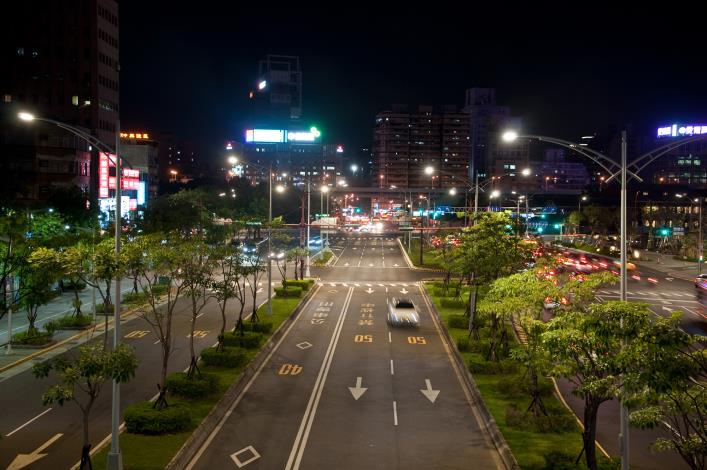 照片5：中華路換裝LED路燈後道路照明情形