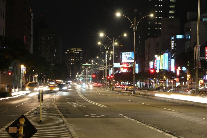 照片6：新生南路換裝LED路燈後道路照明情形