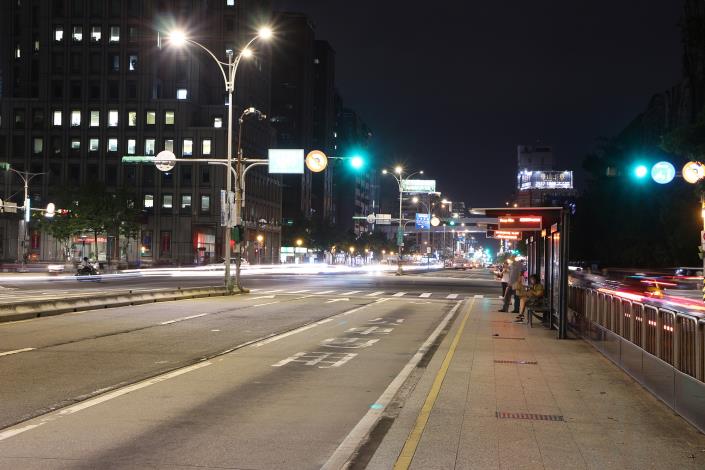 照片7：新生南路換裝LED路燈後道路照明情形
