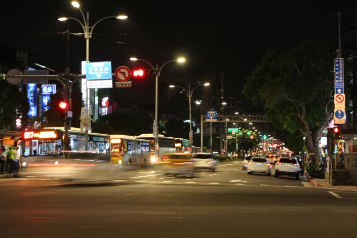 照片10：民權東路換裝LED路燈後道路照明情形