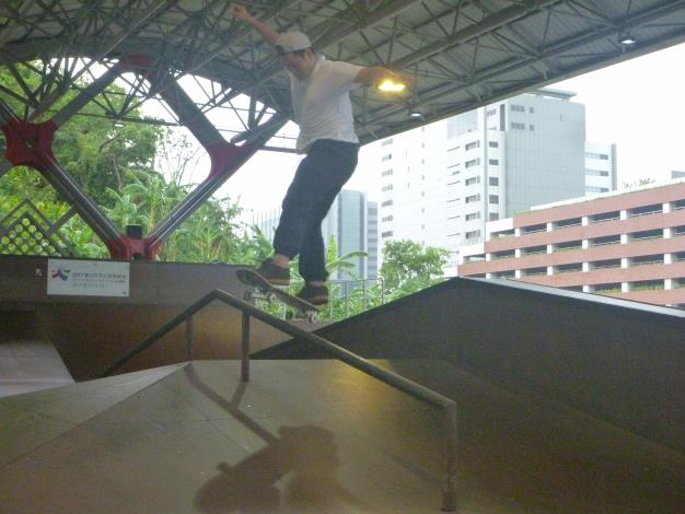 02我國滑板一哥陳啟紋現場小露身手