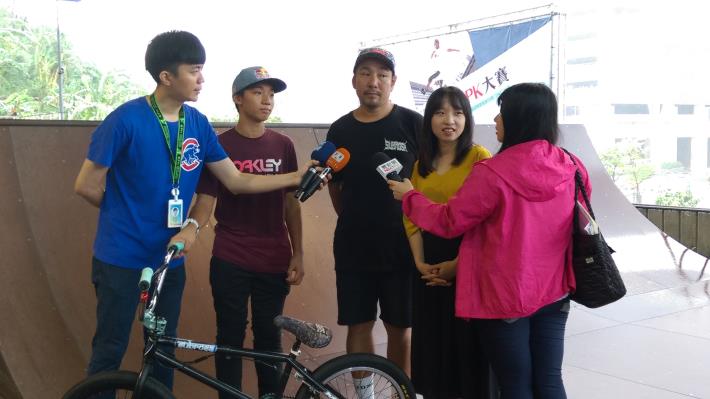 03世界冠軍天才騎手中村輪夢參賽受訪(左2中村輪夢.左3中村輪夢的父親,同為教練)